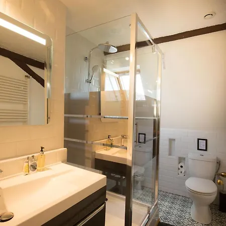 Mountain retreat in the Pyrénées, glorious views, fire pit&pool - Sleeps 14