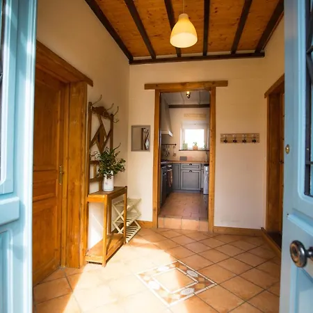 Mountain retreat in the Pyrénées, glorious views, fire pit&pool - Sleeps 14