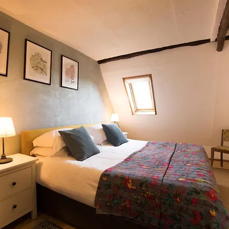 Mountain retreat in the Pyrénées, glorious views, fire pit&pool - Sleeps 14 *