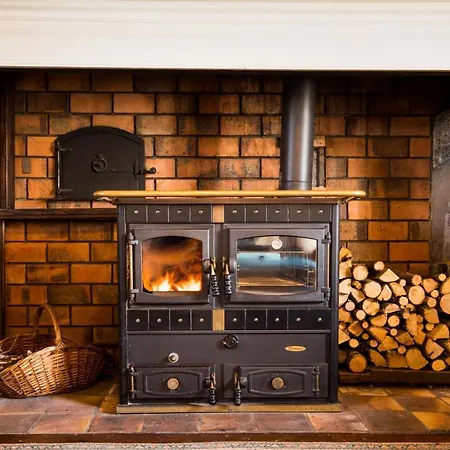 Mountain retreat in the Pyrénées, glorious views, fire pit&pool - Sleeps 14 * Ossun-ez-Angles